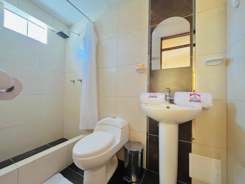 奇瓦伊Rumi Wasi的浴室配有白色卫生间和盥洗盆。