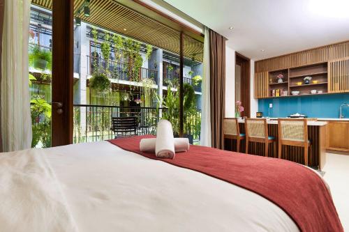 岘港潭屋别墅酒店 的一间卧室设有一张床和一个大窗户