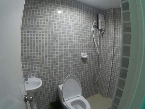 宿务Cebu Leisure Lodge的带淋浴、卫生间和盥洗盆的浴室