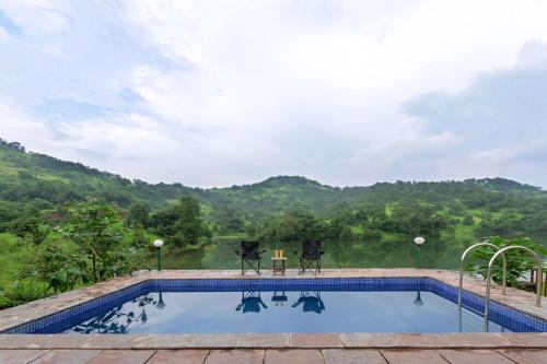 罗纳瓦拉StayVista's Shivom Villa 4 - A Serene Escape with Views of the Valley and Lake的山景游泳池
