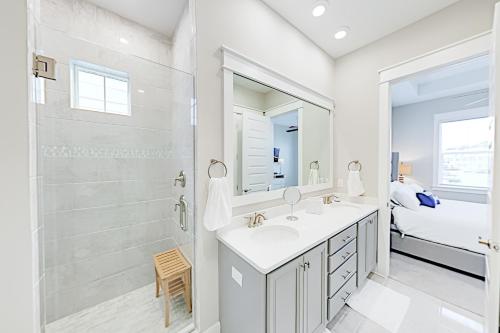 因莱特海滩Prominence Moby Dick的带淋浴、水槽和镜子的白色浴室