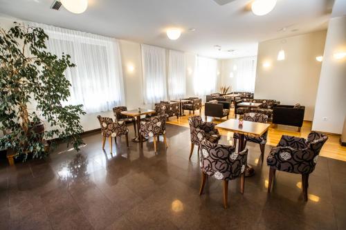 马里博尔包玛利博酒店的一间在房间内配有桌椅的餐厅