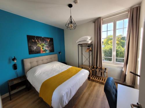 皮埃尔丰Castello的一间卧室设有一张床和蓝色的墙壁