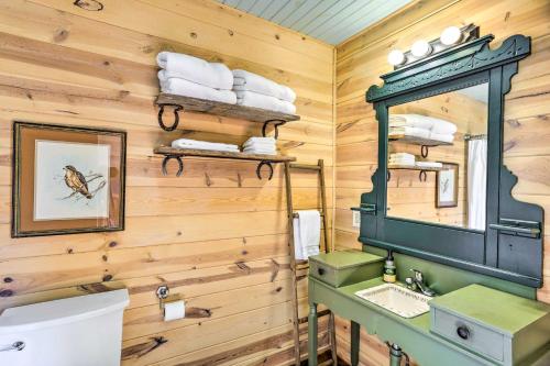 Rising FawnLovely Pet-Friendly Flat Rock Cabin from 1905的浴室设有木墙、水槽和镜子