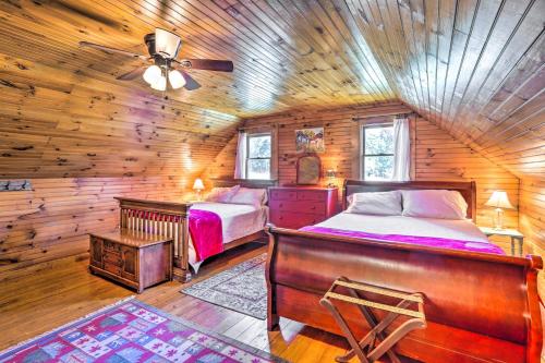 Rising FawnLovely Pet-Friendly Flat Rock Cabin from 1905的一间卧室设有两张床和木制天花板