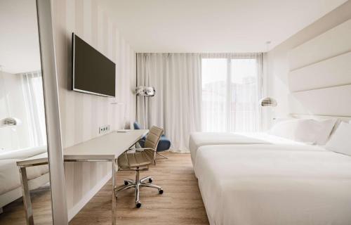 马拉加NH马拉加酒店的酒店客房配有两张床和一张书桌