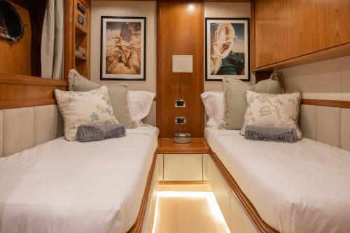 马略卡岛帕尔马EssoEss Boat - Five Star - Exclusive use的小房间,船上有两张床