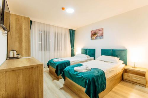 坎普朗莫道尼斯Vila Stadion的酒店客房,配有两张带绿床单的床