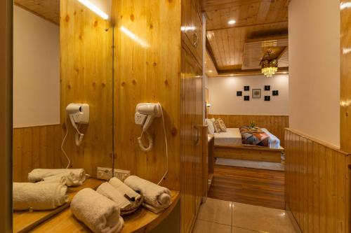 马拉里The 14 Gables, A Boutique Stay的带淋浴的浴室和客房内的一张床