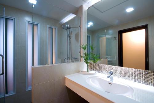 春蓬A-Te Chumphon Hotel - SHA Plus的一间带水槽和大镜子的浴室
