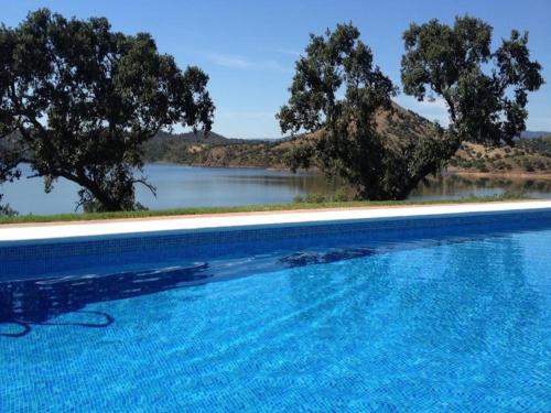 ZufreFinca La Vicaria PALOMAR的享有水体景致的游泳池