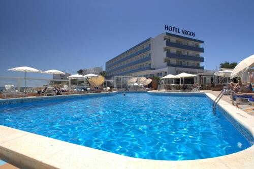 塔拉曼卡伊维萨阿格斯酒店的一个大型游泳池,酒店背景