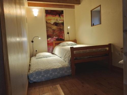 阿诺奈Le Chalet du Parc的一间小卧室,配有两张床和一张桌子