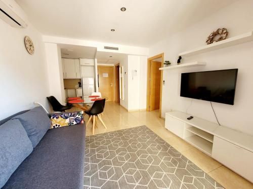 罗列特海岸Apartament Lloret de Mar with terrace的客厅设有壁挂式平面电视。