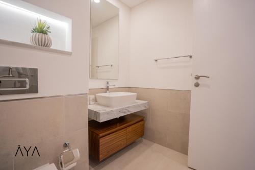 迪拜AYA Boutique - Rahaal 2, Madinat Jumeirah Living的一间带水槽和镜子的浴室
