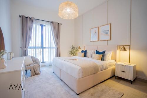 迪拜AYA Boutique - Rahaal 2, Madinat Jumeirah Living的白色的卧室设有一张大床和一个窗户