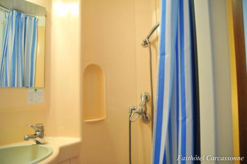卡尔卡松卡尔卡松法斯特酒店的带淋浴和盥洗盆的浴室