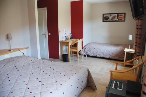 希迈Hotel De Franc Bois的一间卧室配有一张床、一张桌子和一张书桌