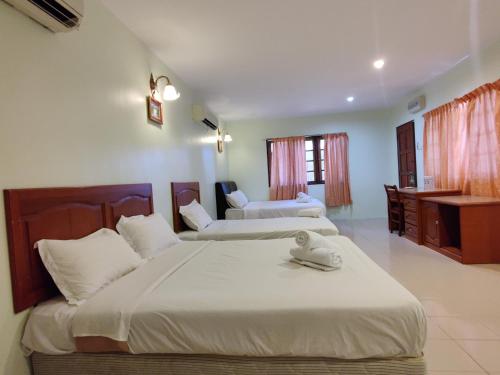 瓜拉大汉Tekoma Resort Taman Negara的配有两张床的酒店客房中的两张床