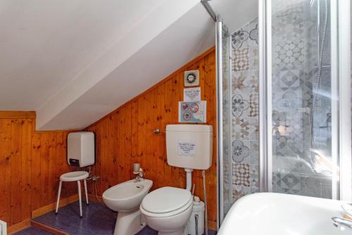 都灵Nella casa del pittore的一间带卫生间和水槽的浴室