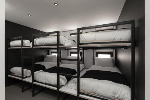 伦敦基普酒店的客房设有三张双层床和白色枕头。