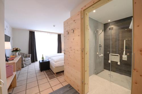采尔马特弗勒尔高山酒店的一间浴室