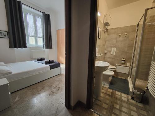 都灵Hostel Turin Metro Young的配有床、淋浴和盥洗盆的浴室