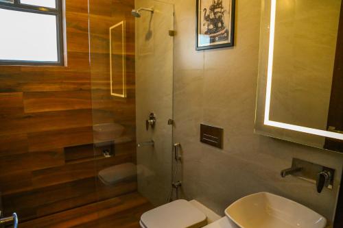 瓦拉纳西Four Leaf Hotel - Sapphire Blue, Varanasi的带淋浴、卫生间和盥洗盆的浴室