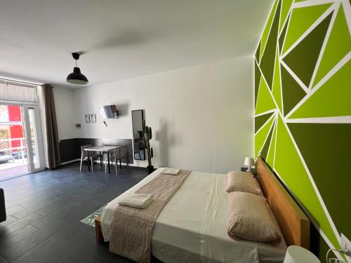都灵Hostel Turin Metro Young的一间卧室设有一张大床和绿色的墙壁