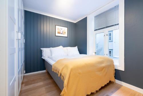特隆赫姆The Golden Lion Street Getaway的一间卧室配有一张黄色毯子床