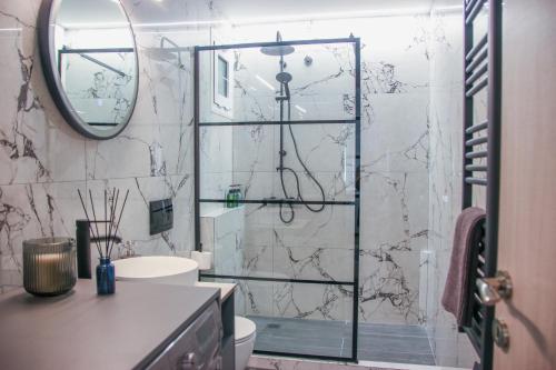 科莫蒂尼CasaTu Αpartments的带淋浴的浴室和玻璃门