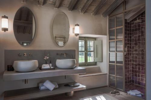CalzolaroVocabolo Moscatelli的浴室设有2个水槽和2个镜子