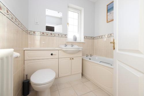 爱丁堡JOIVY Modern flat with free parking的浴室配有卫生间、盥洗盆和浴缸。