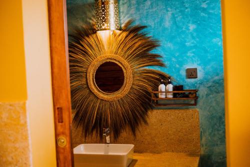 布韦朱Mkunguni Villas的一间带镜子和水槽的浴室