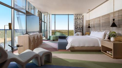 奥兰多Lake Nona Wave Hotel的一间卧室设有一张床和一个大窗户