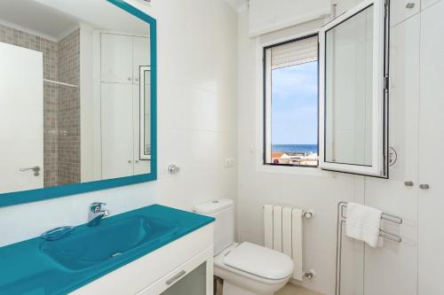 桑特柳伊斯Binicasal的一间带水槽和卫生间的浴室以及窗户。