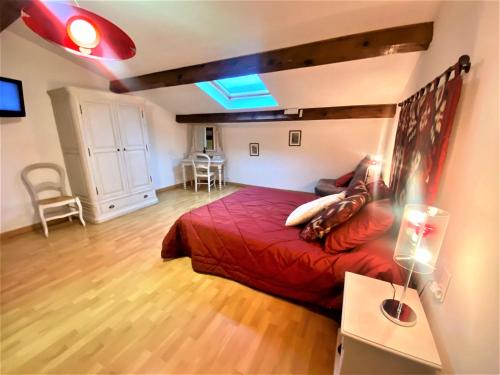 欧布纳Gîte et chambres d'hôtes LE MERCOIRE的一间在房间内配有红色床的卧室