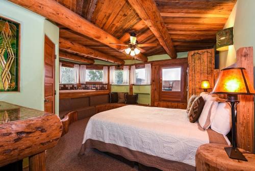 李奇微Chipeta Lodge的一间带一张床的卧室,位于带木制天花板的房间内