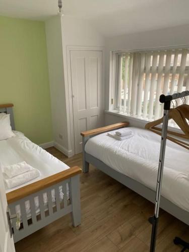 RiscaPontymister Retreat的一间卧室设有两张床和窗户。