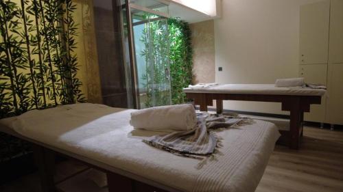 安卡拉安卡拉皇家酒店的客房设有床、桌子和窗户。