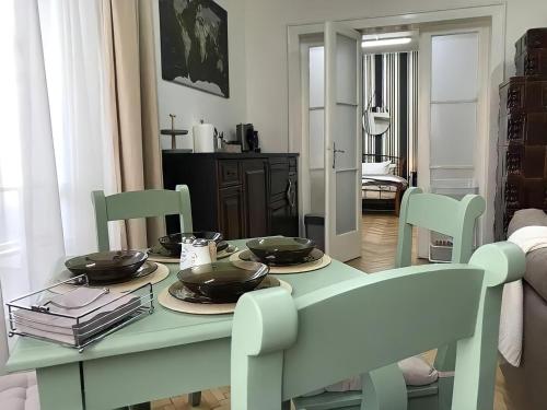 蒂米什瓦拉Belle Vue Ultracentral Apartments的绿色的餐桌,上面有盘子和碗
