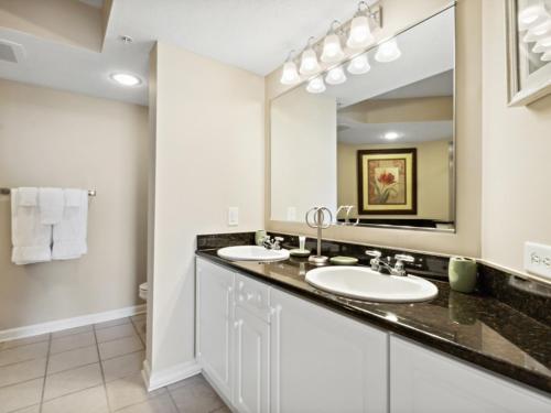默特尔比奇Yacht Club Villas #2-405 condo的一间带两个盥洗盆和大镜子的浴室