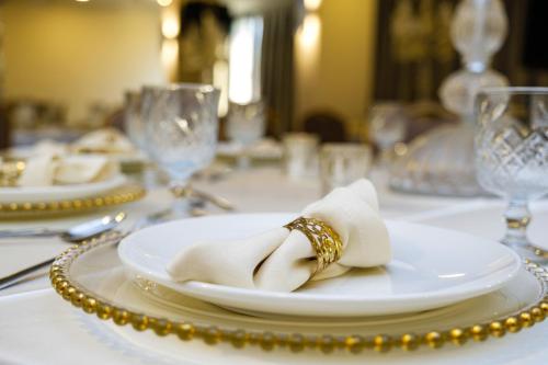 伊兹密尔Mitte Port Hotel Konak Izmir的一张桌子,上面有环的白色盘子