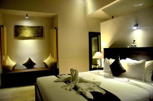 罗威那帕达瓦假日公园的酒店客房带一张大床,带白色床单