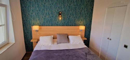 滑铁卢乐1815酒店的一间卧室设有一张床和绿色的墙壁