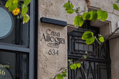罗萨里奥Hotel Casa Allegra Art Suites的建筑物一侧的标志