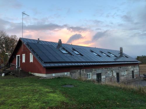 瑙沃斯塔尔贝肯纳古酒店的屋顶上带太阳能电池板的红色谷仓