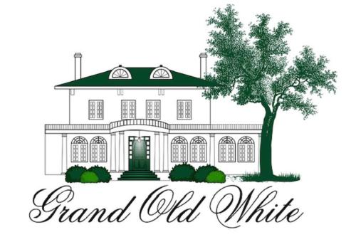 查尔斯顿Grand Old White Capitol Executive Suite的一座有树的房子,字眼大白