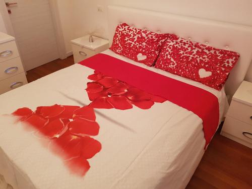 卡尔塔吉罗Casa Vacanze Via Cappuccini的卧室里一张红色玫瑰床