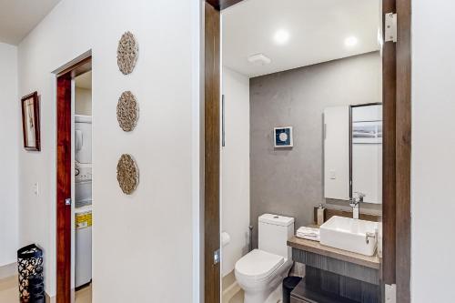 卡波圣卢卡斯PH Tramonti CSL的一间带卫生间、水槽和镜子的浴室